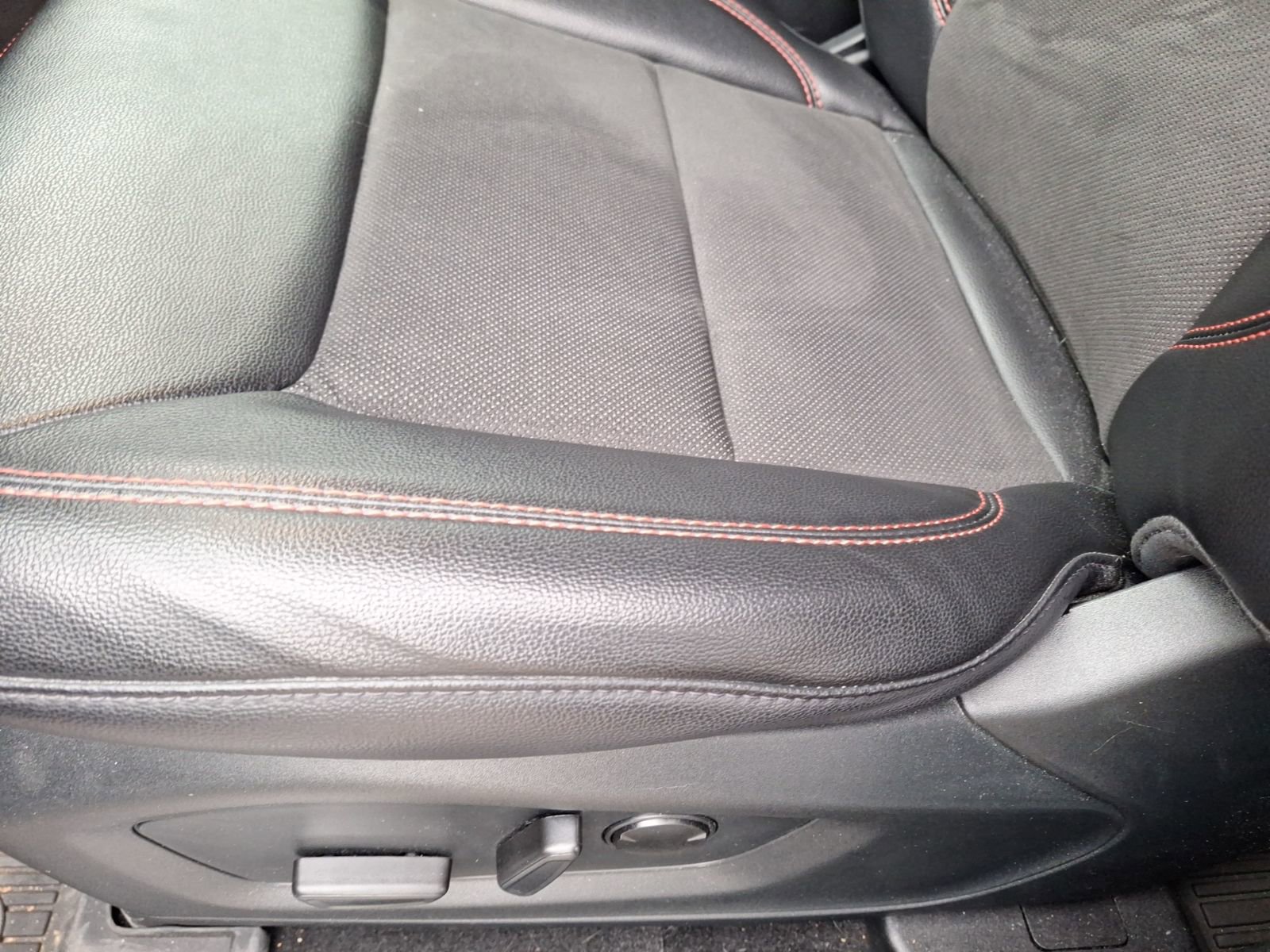 Used 2023 Ford Explorer ST-Line image 11