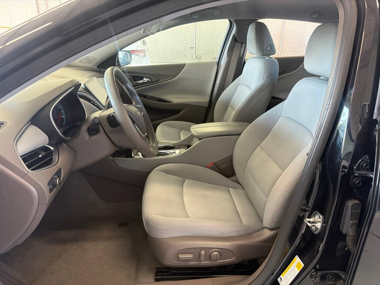 Used 2025 Chevrolet Malibu LT FWD image 7