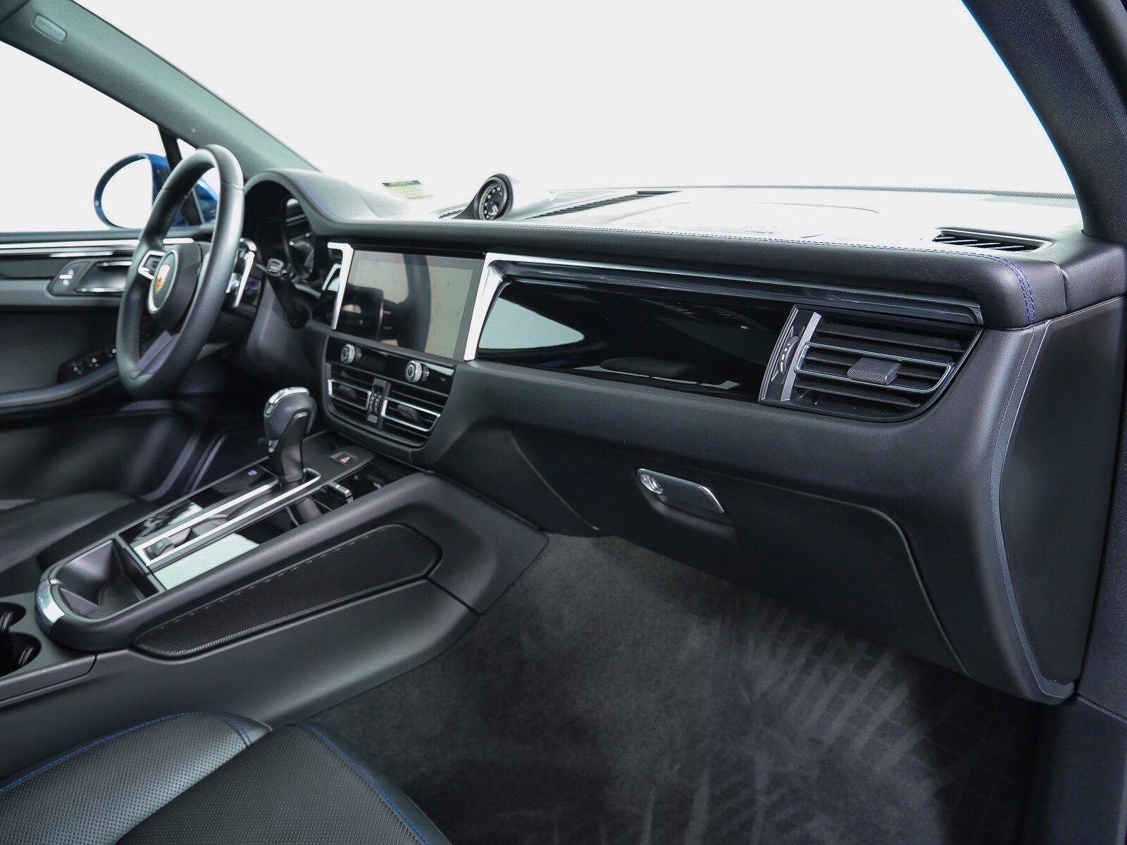 Certified 2023 Porsche Macan S AWD/4WD image 23