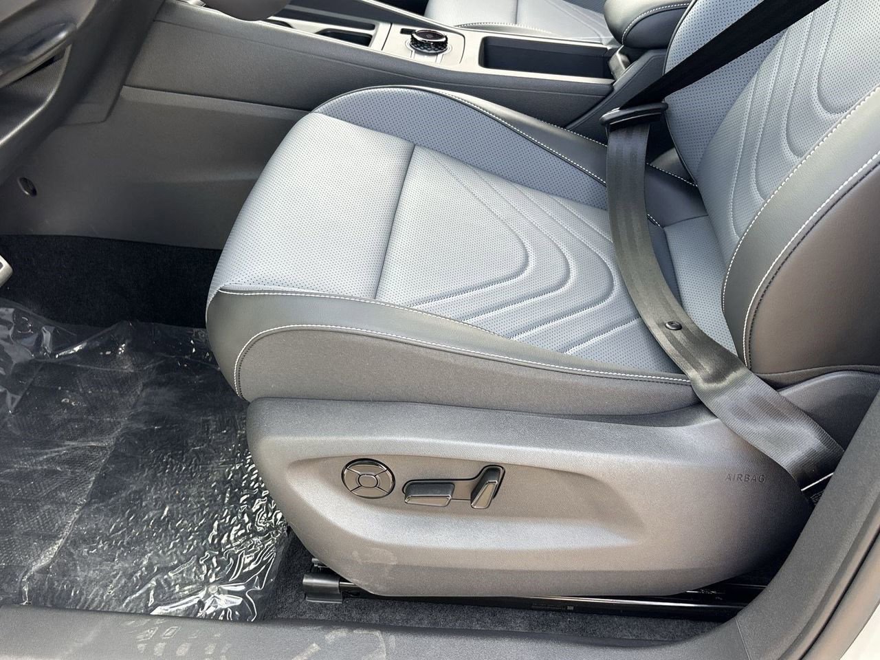 New 2026 Volkswagen Tiguan SE R-Line FWD image 16