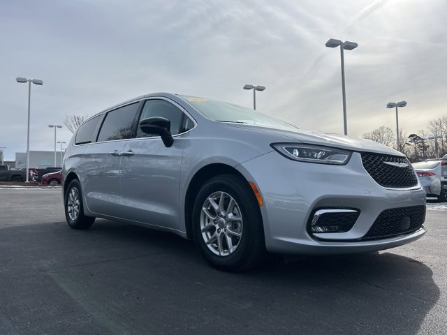 Used 2024 Chrysler Pacifica Touring-L image 3