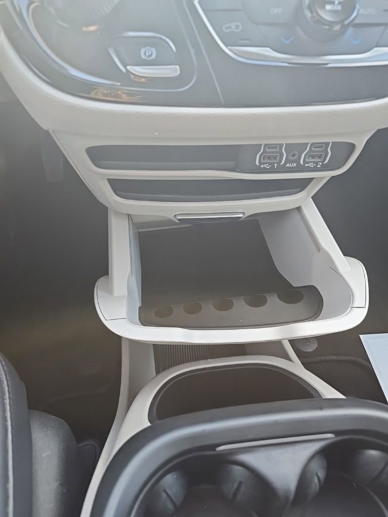 Used 2024 Chrysler Pacifica Touring-L image 18