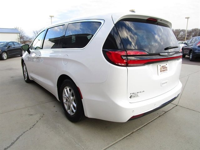 Used 2024 Chrysler Pacifica Touring-L image 7