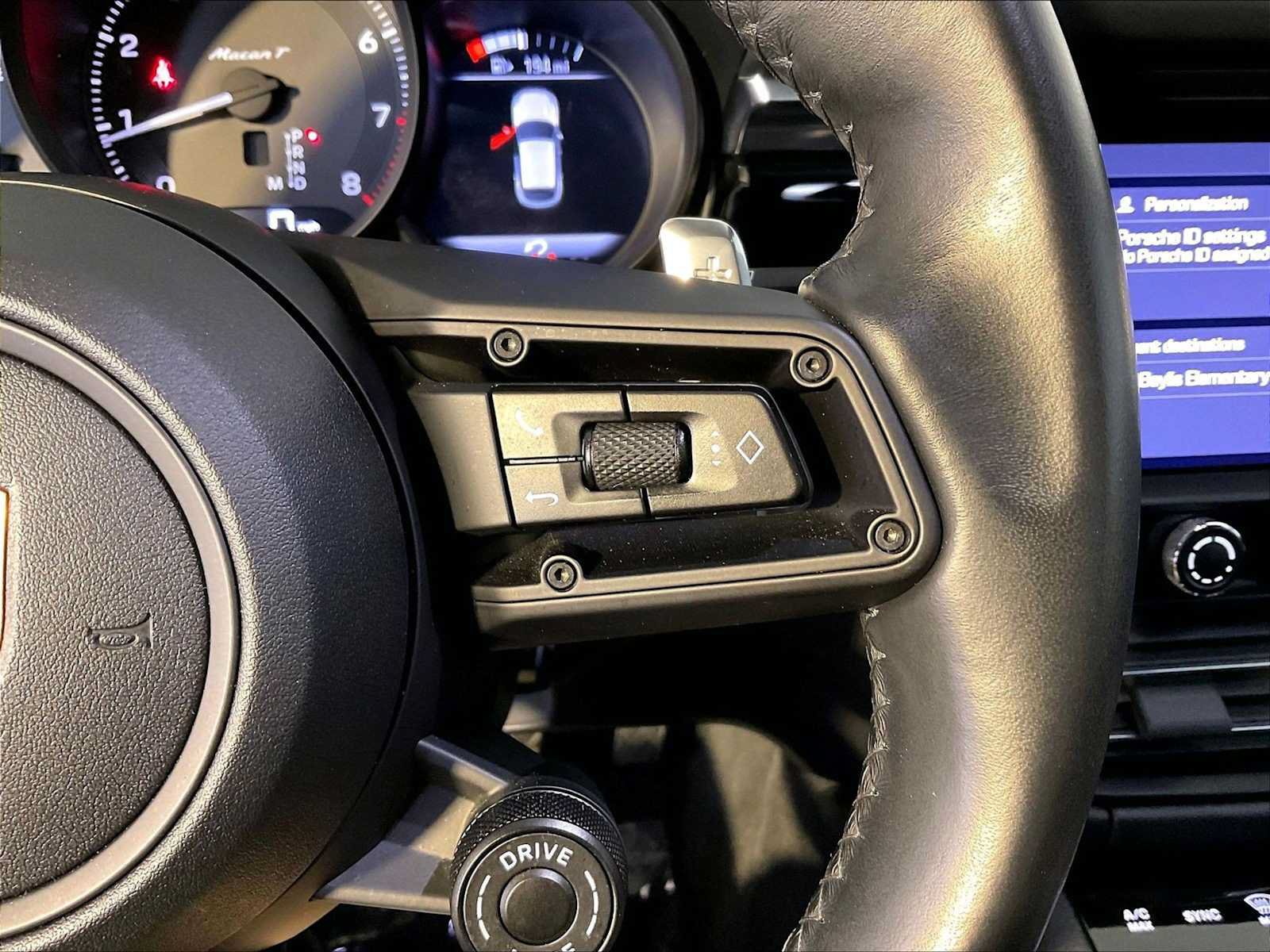 Certified 2023 Porsche Macan AWD/4WD image 28