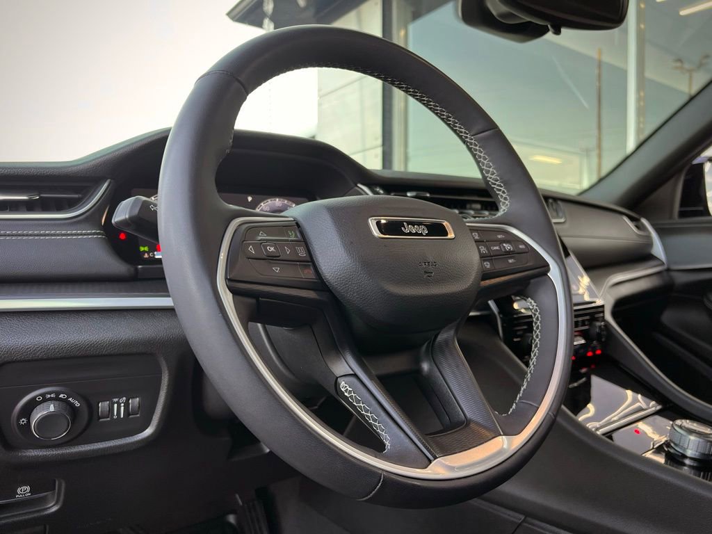 Used 2023 Jeep Grand Cherokee L Laredo image 40