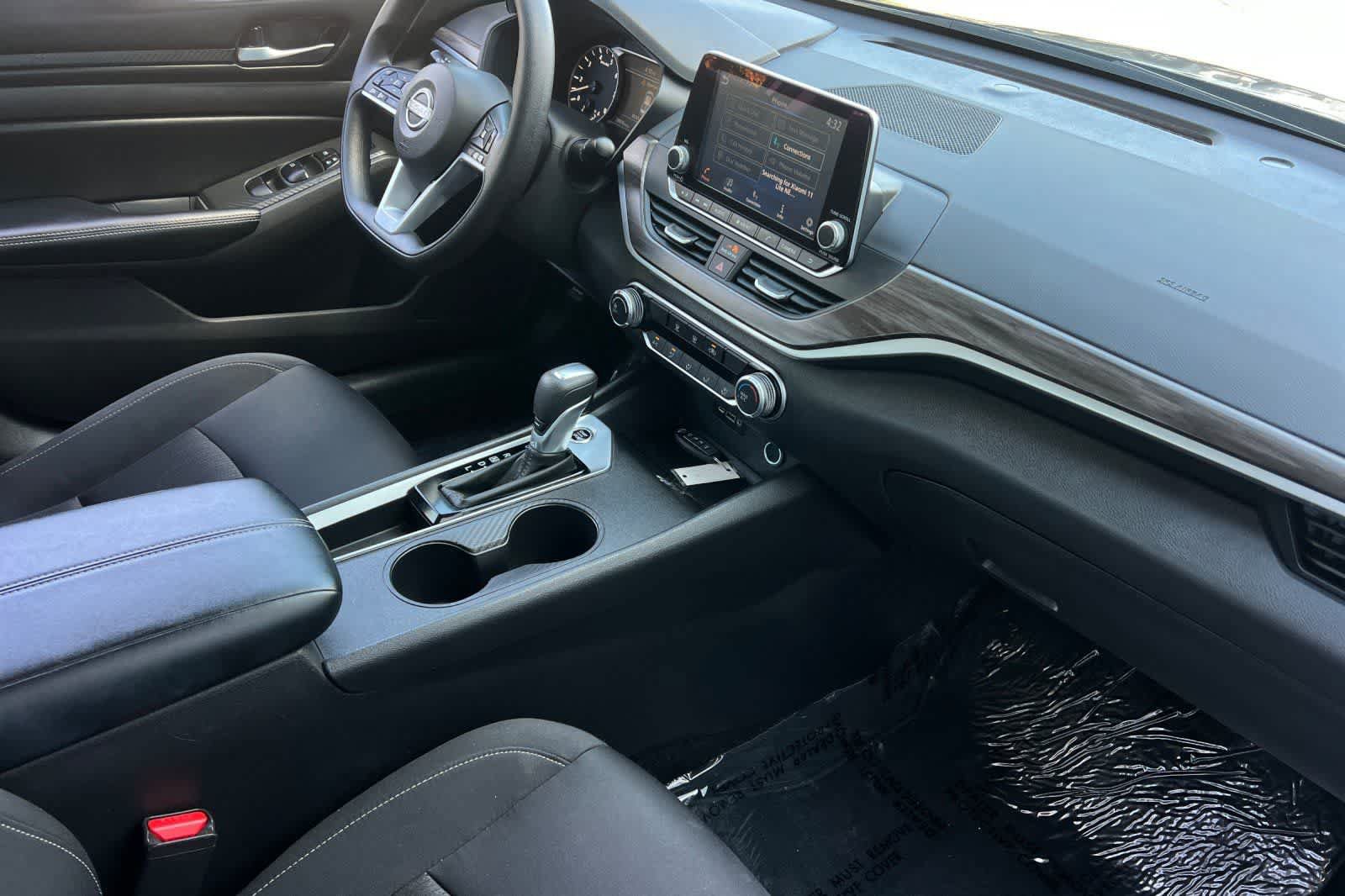 Used 2025 Nissan Altima 2.5 SV FWD image 17