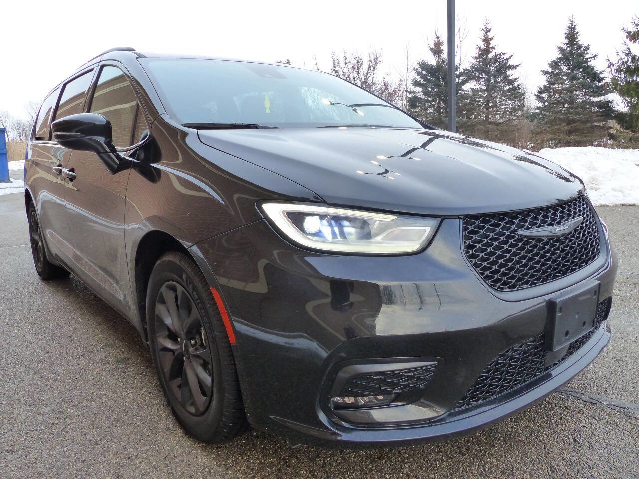 Used 2021 Chrysler Pacifica Touring w/ Uconnect Theater Family Group image 11