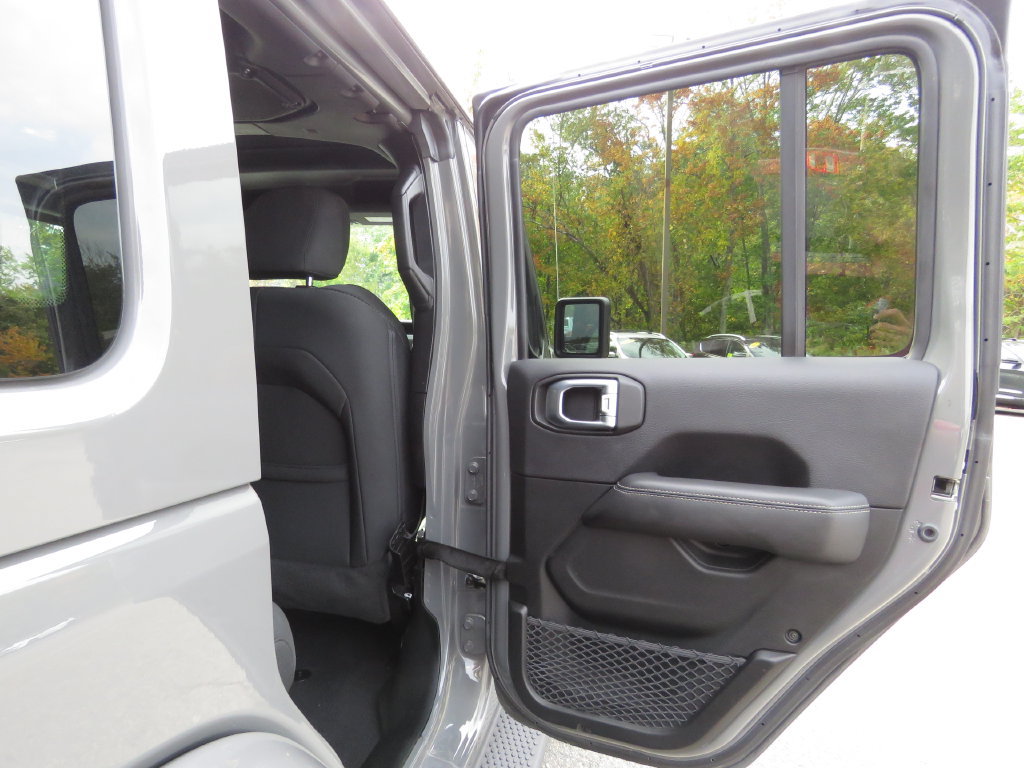 Used 2020 Jeep Wrangler Unlimited Sahara w/ Cold Weather Group AWD/4WD image 14