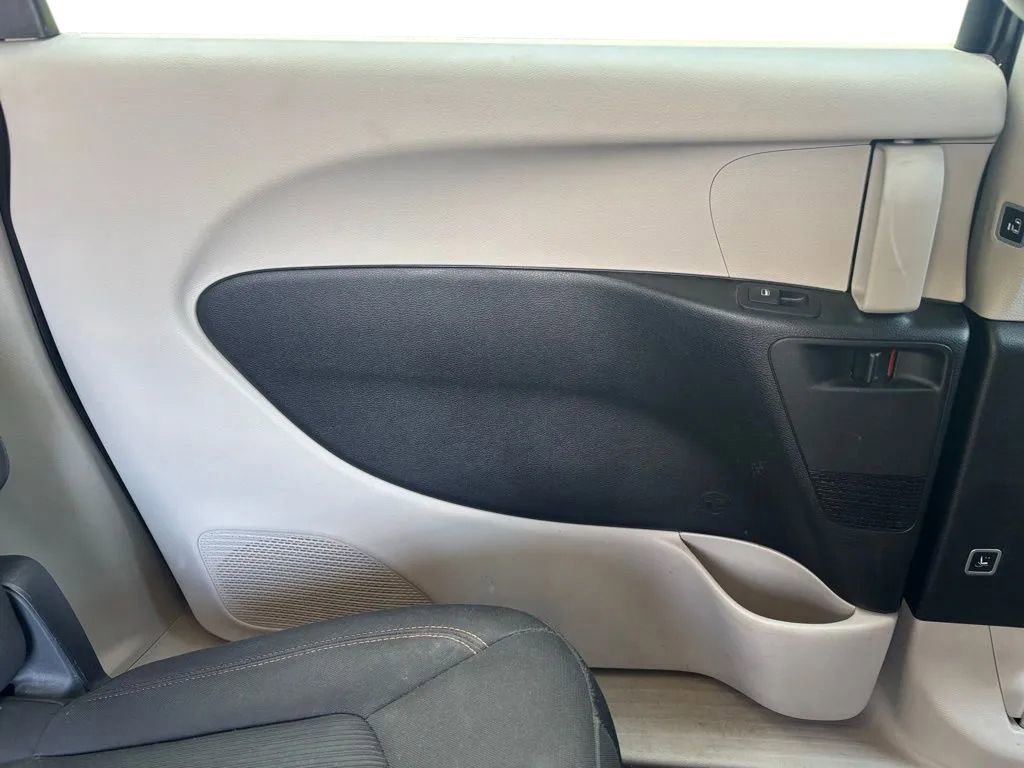 Used 2017 Chrysler Pacifica Touring w/ Tire & Wheel Group FWD image 27