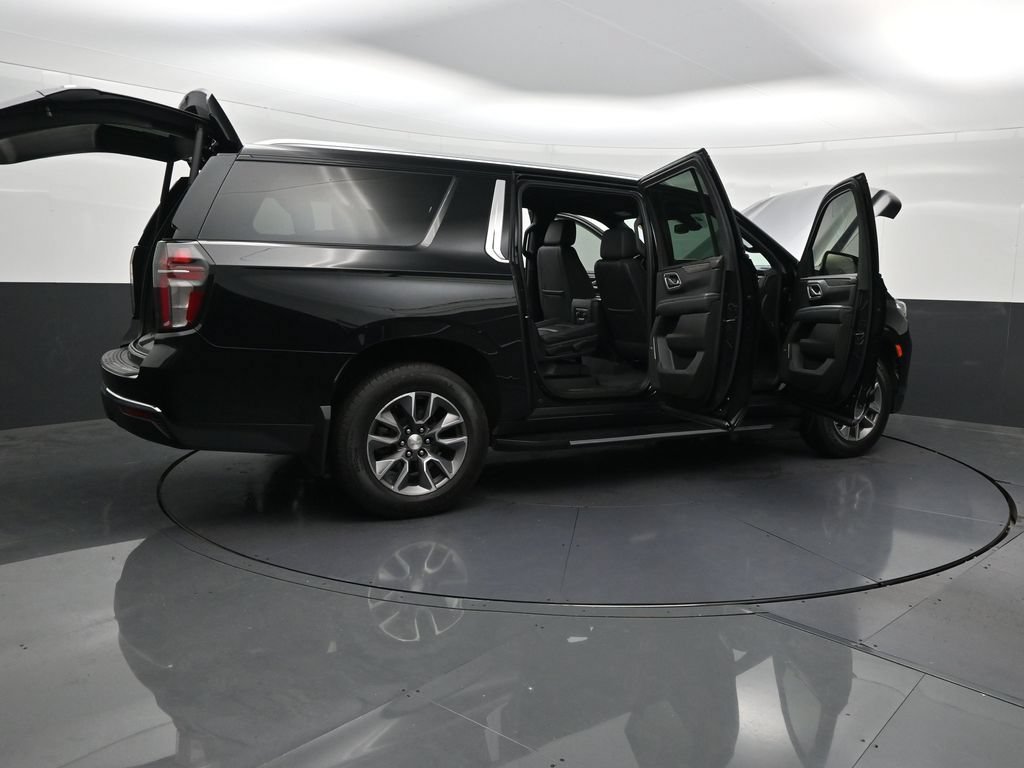 Used 2022 Chevrolet Suburban LT w/ Luxury Package RWD image 31