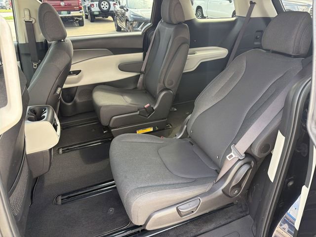 Used 2023 Kia Carnival LX FWD image 23