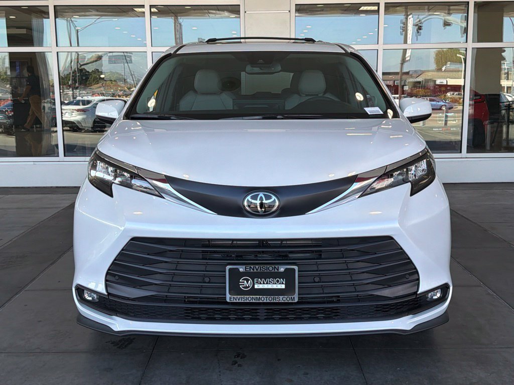 New 2026 Toyota Sienna XLE AWD/4WD image 4
