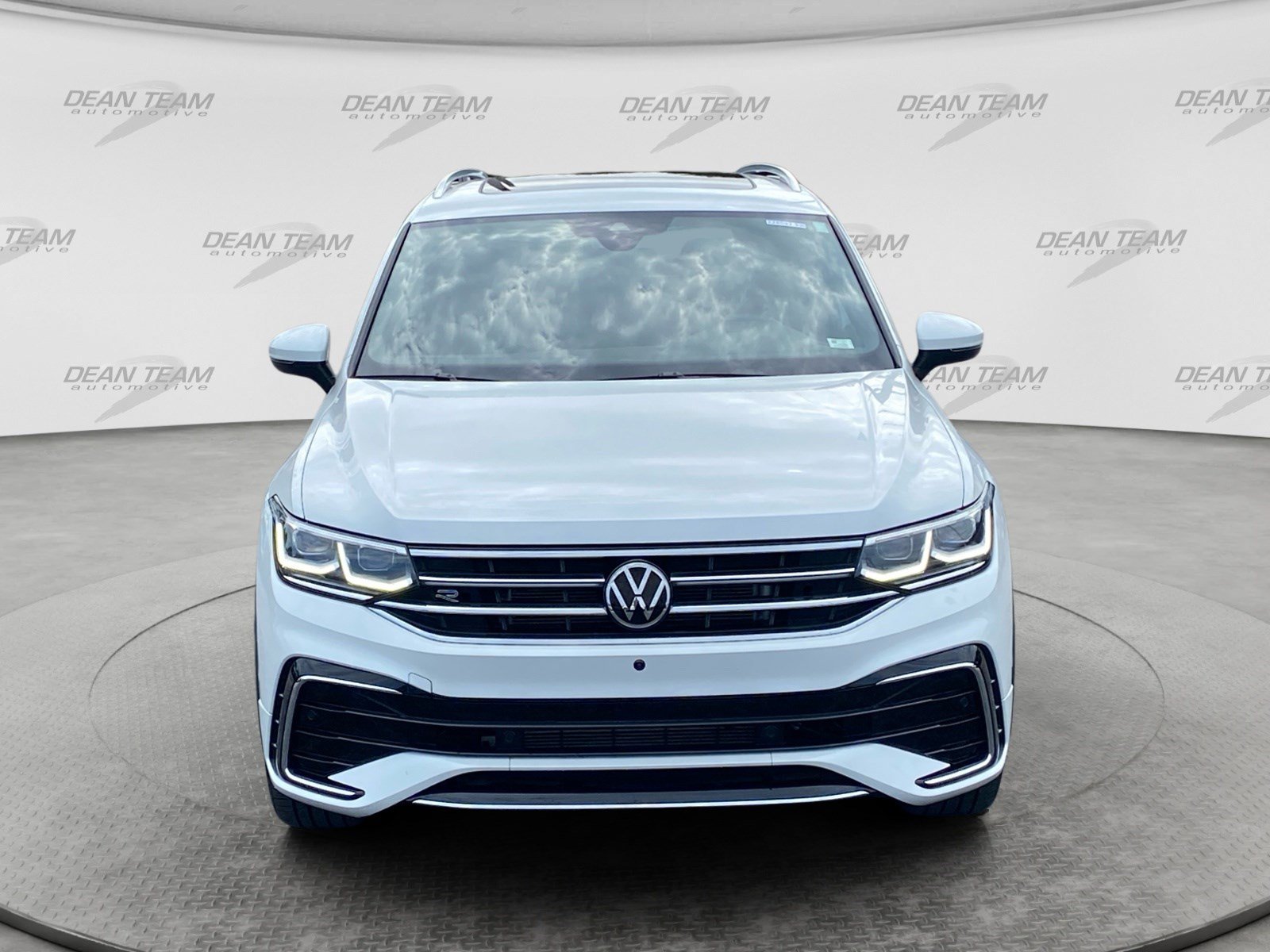 Used 2023 Volkswagen Tiguan SEL R-Line AWD/4WD image 2