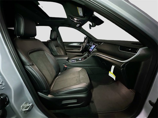 New 2025 Jeep Grand Cherokee Altitude image 32