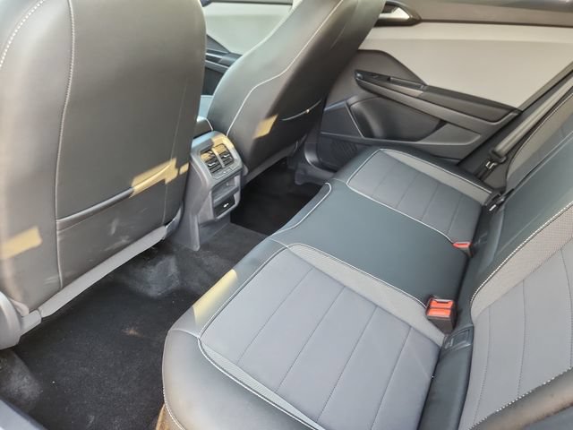 Certified 2023 Volkswagen Taos SE w/ Panoramic Sunroof Package AWD/4WD image 8