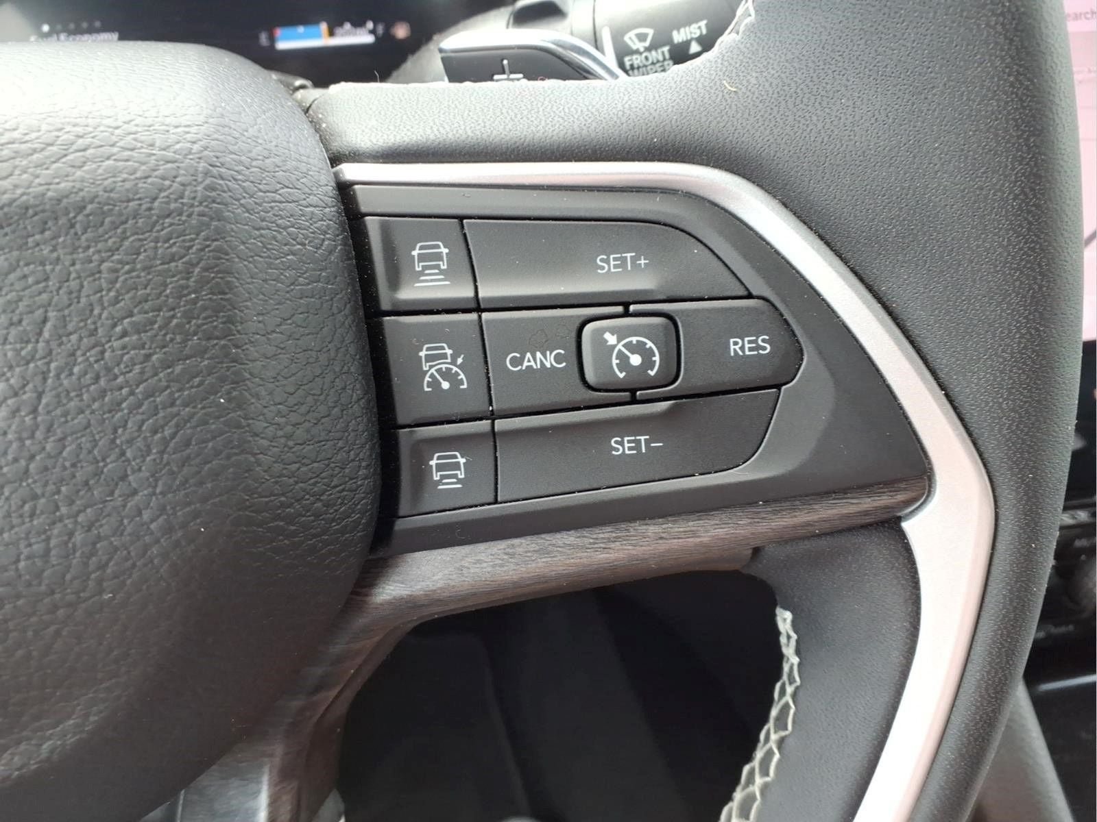 Used 2024 Jeep Grand Cherokee Limited w/ Luxury Tech Group II AWD/4WD image 14