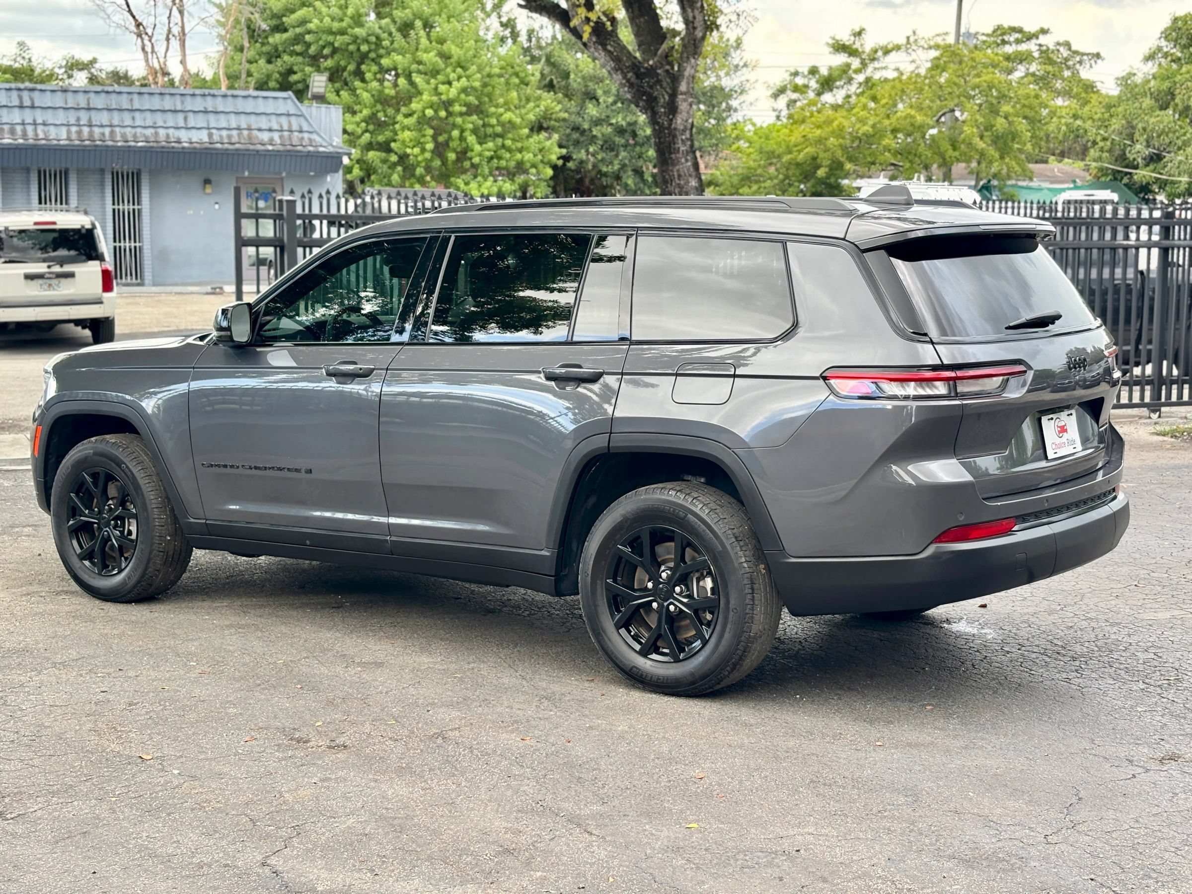 Used 2025 Jeep Grand Cherokee L Laredo RWD image 5