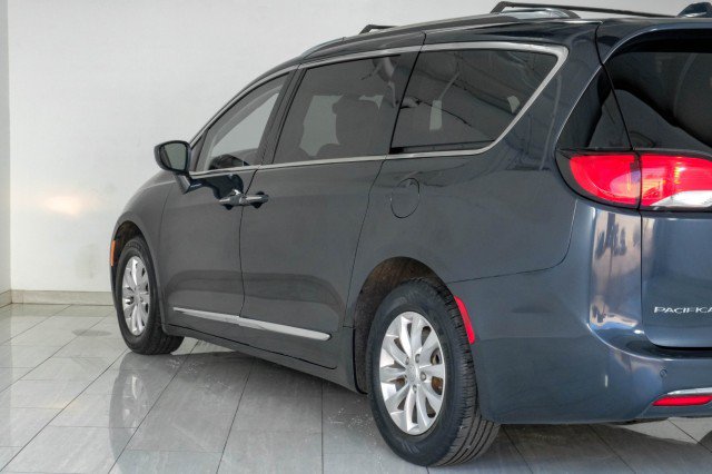 Used 2019 Chrysler Pacifica Touring-L FWD image 65