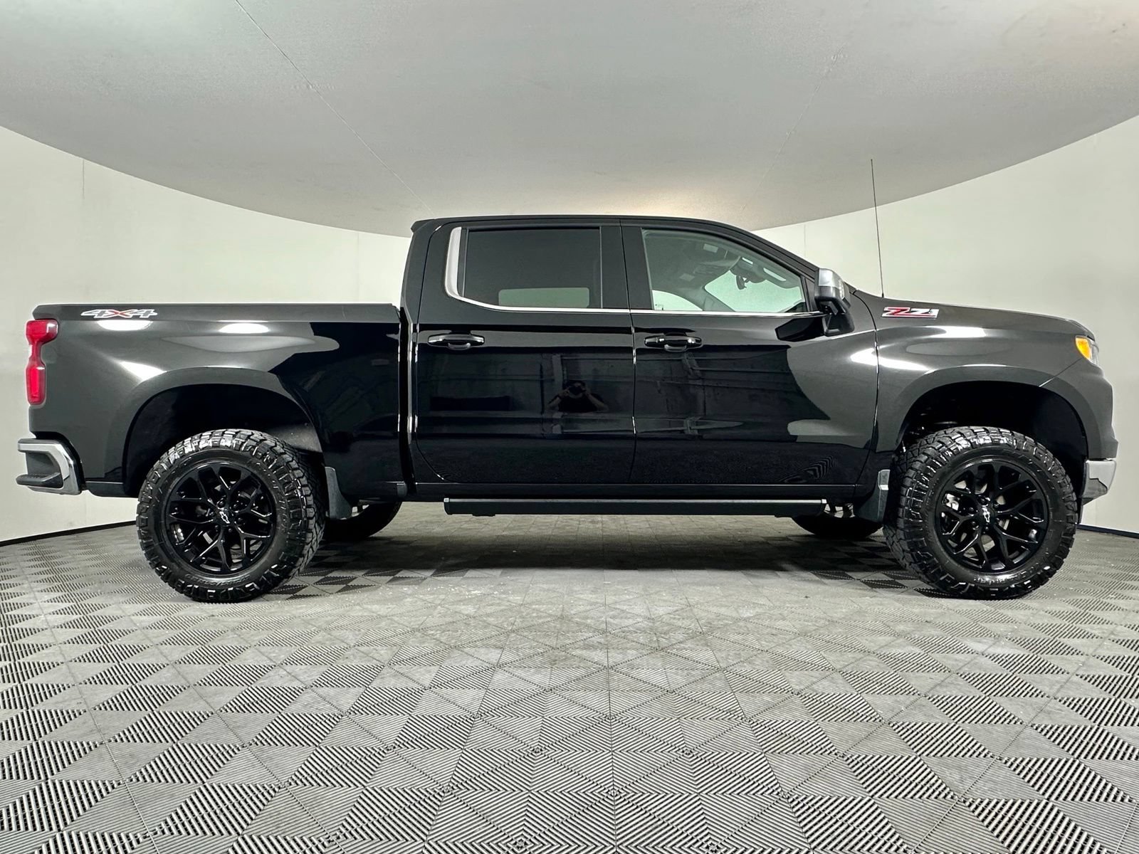 Used 2023 Chevrolet Silverado 1500 LTZ w/ Technology Package AWD/4WD image 31
