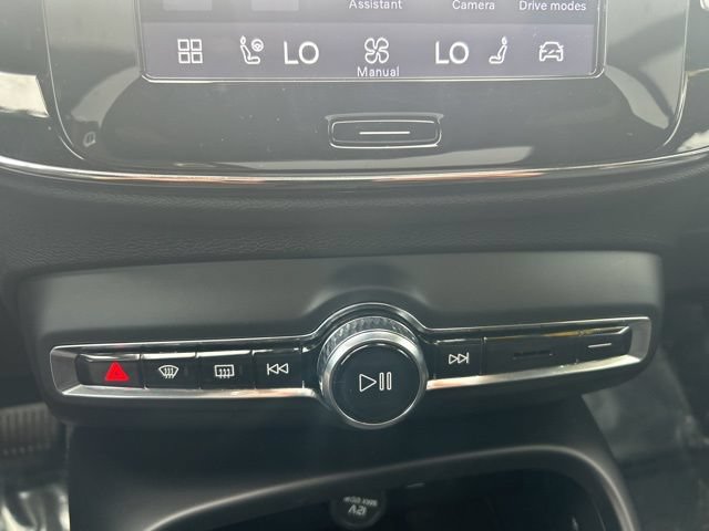 Certified 2025 Volvo XC40 B5 Plus AWD/4WD image 25