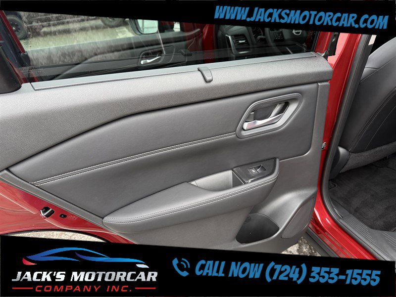 Used 2025 Nissan Rogue SV w/ SV Premium Package image 28