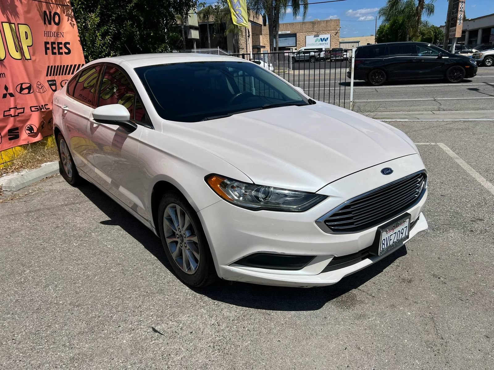Used 2017 Ford Fusion SE FWD image 3