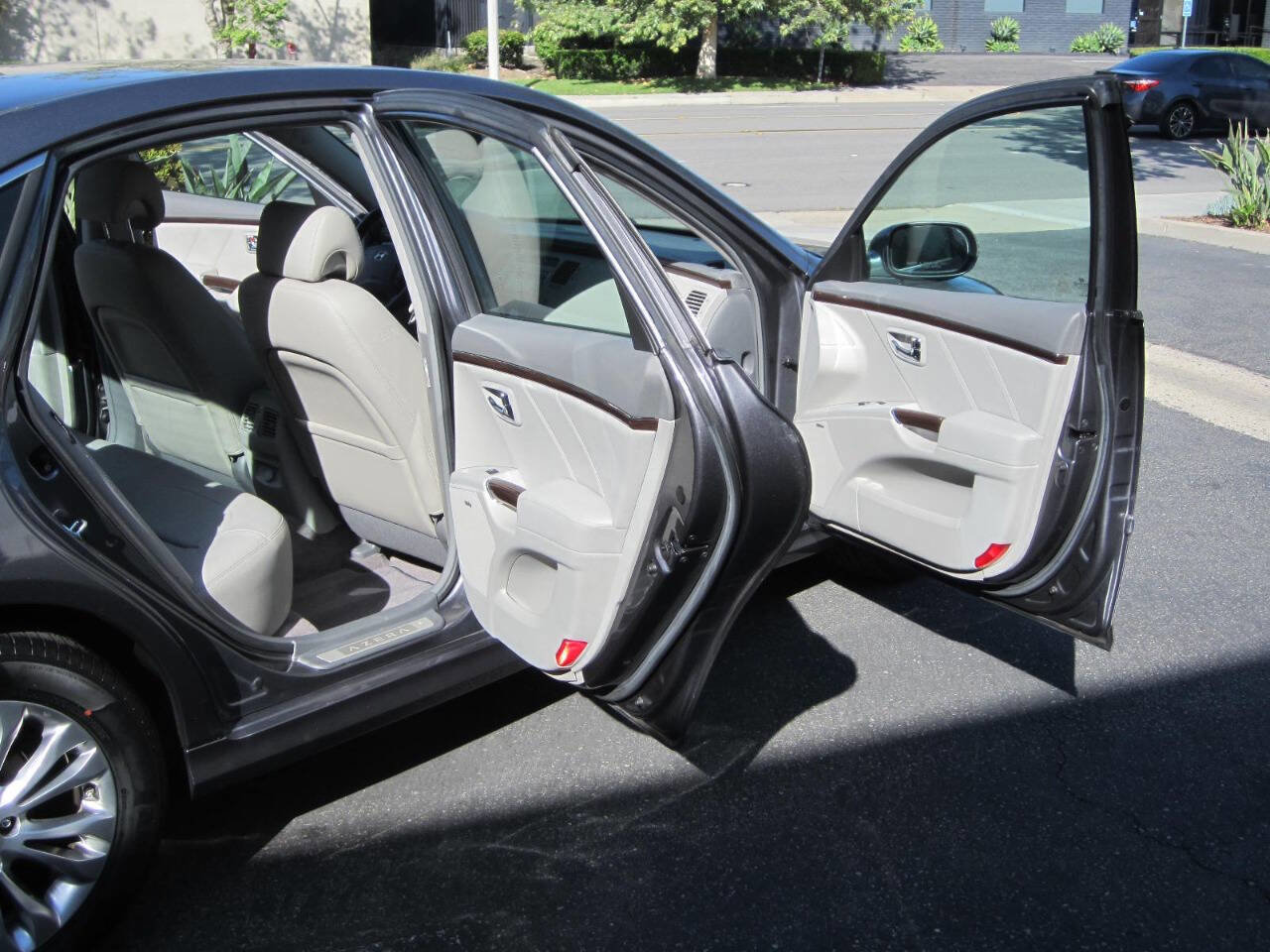 Used 2011 Hyundai Azera Limited FWD image 15