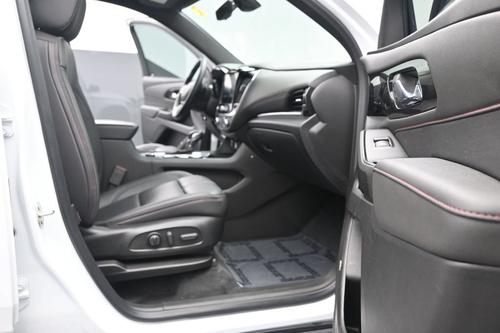 Used 2023 Chevrolet Traverse RS FWD image 17