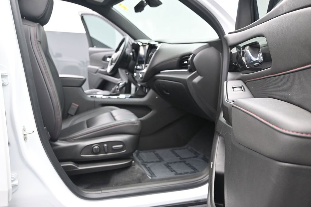 Used 2023 Chevrolet Traverse RS FWD image 17