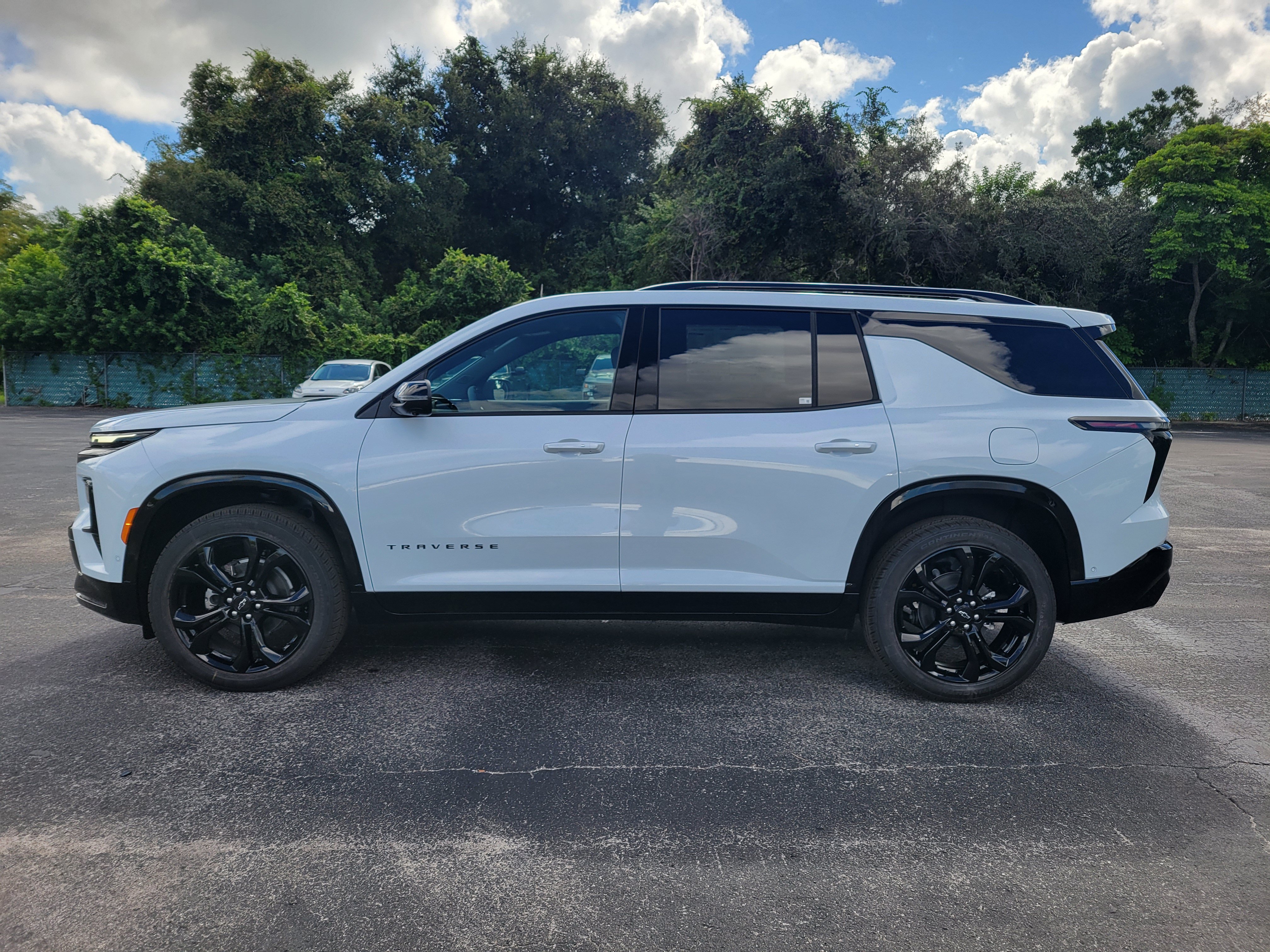 New 2027 Chevrolet Traverse RS w/ LPO, Floor Liner Package FWD image 11
