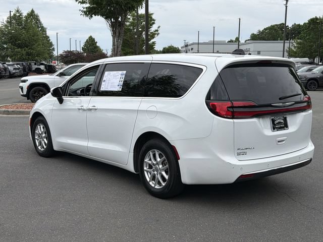 Used 2023 Chrysler Pacifica Touring-L FWD image 11