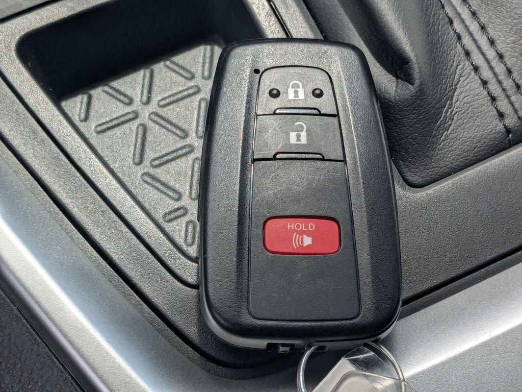 Used 2025 Toyota RAV4 XLE FWD image 25