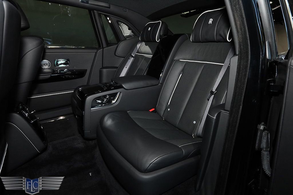 Used 2022 Rolls-Royce Phantom Sedan image 19