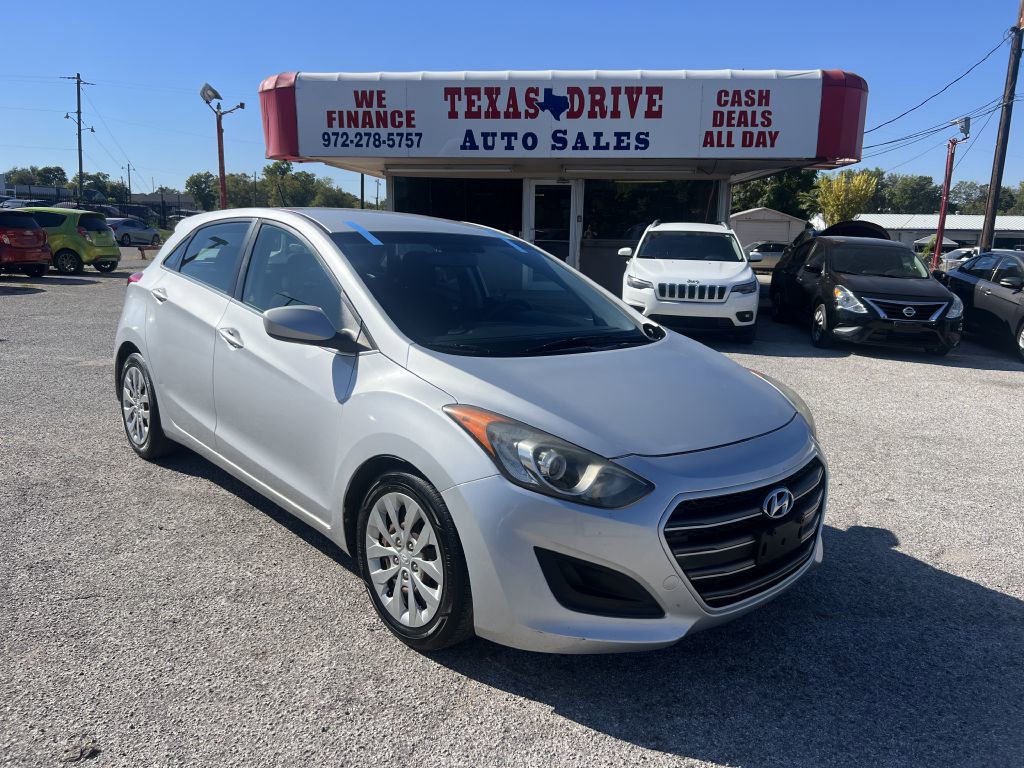 Used 2017 Hyundai Elantra GT image 3