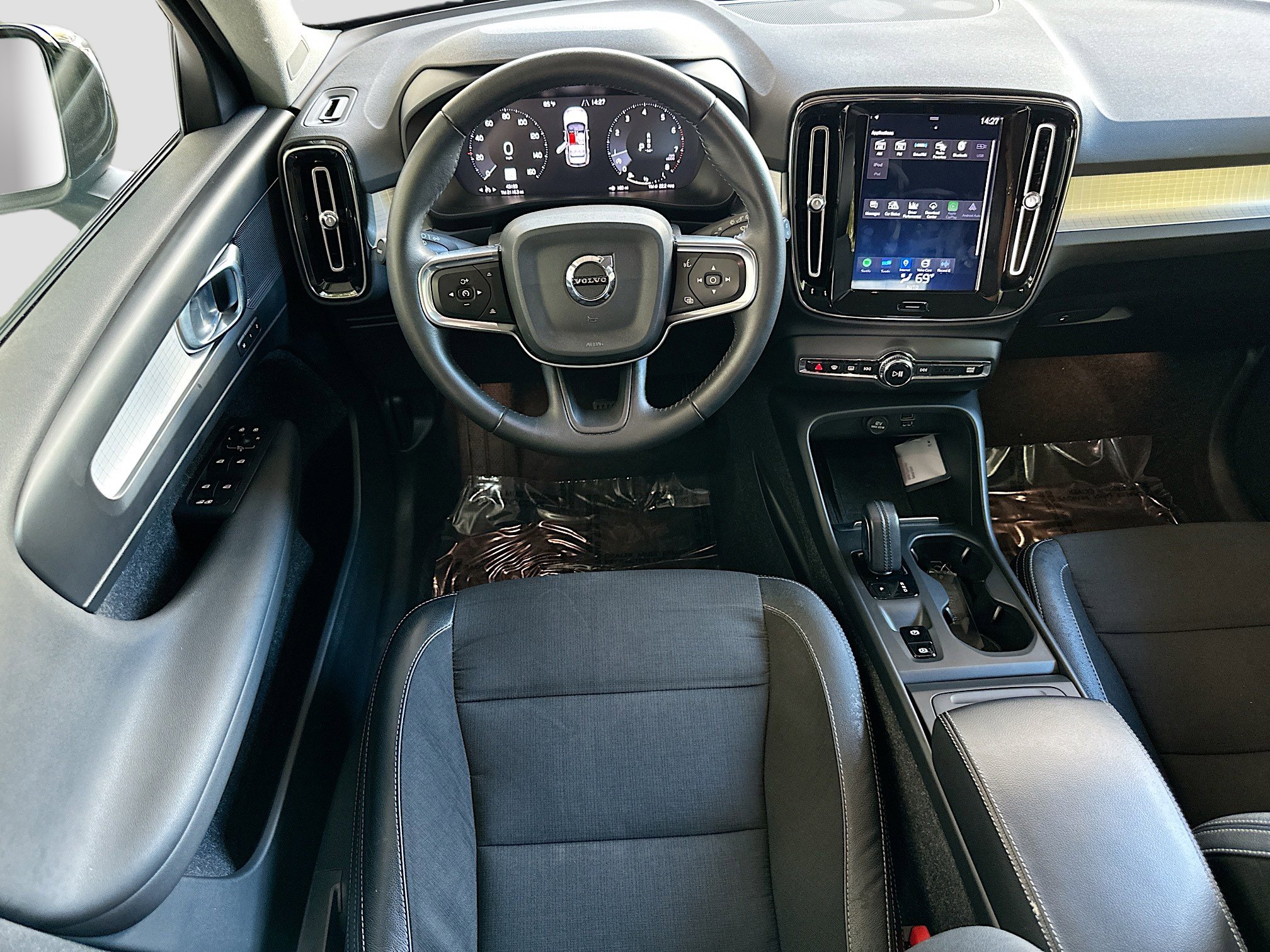 Used 2020 Volvo XC40 T5 Momentum w/ Protection Package Premier image 20