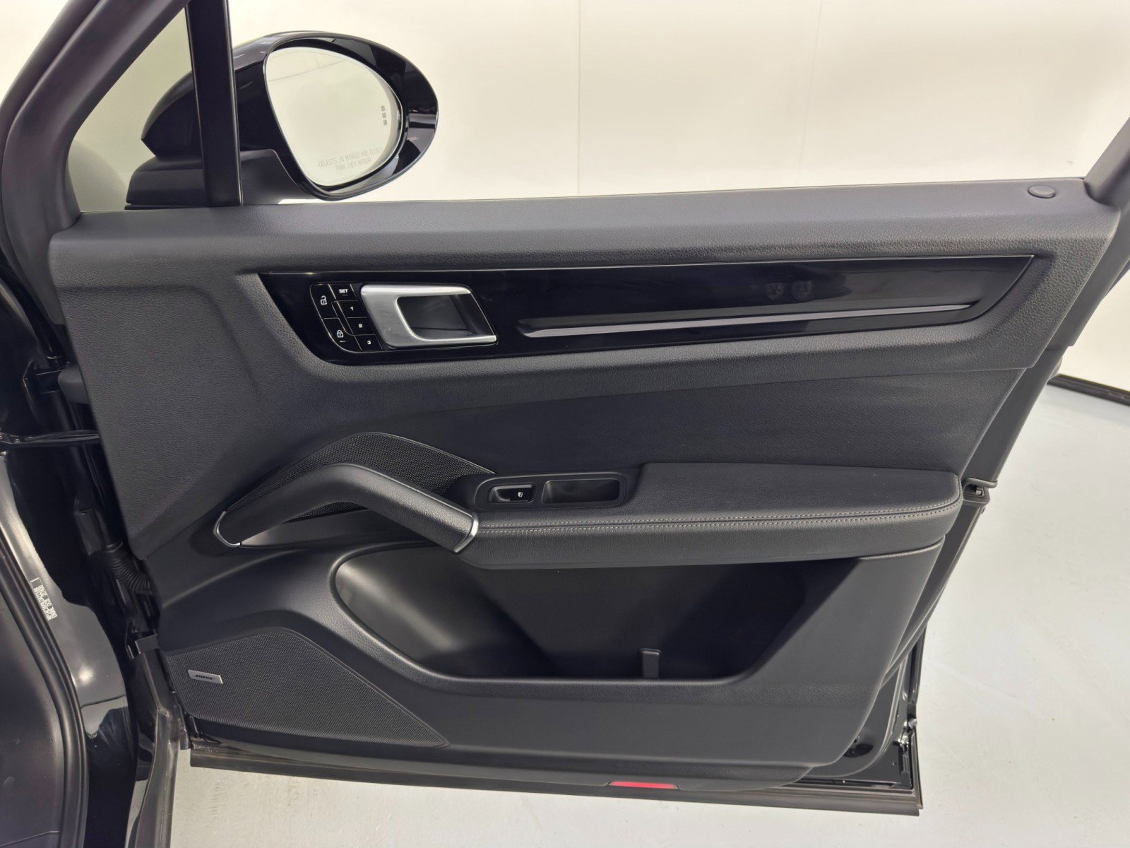 Used 2020 Porsche Cayenne E-Hybrid w/ Premium Package image 44