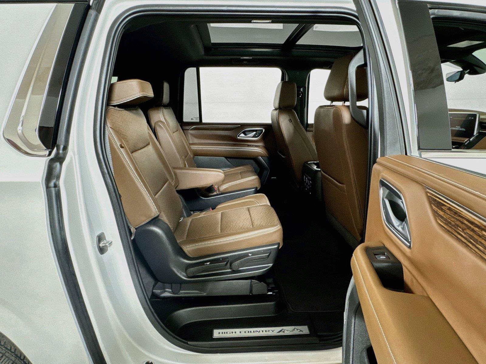 Used 2022 Chevrolet Suburban High Country w/ Premium Package 2 AWD/4WD image 28