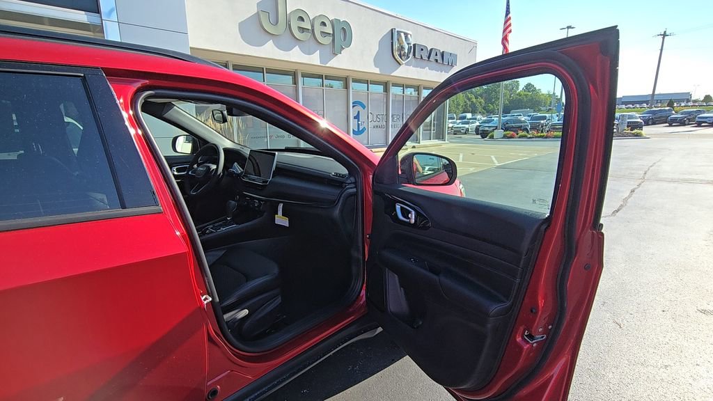 New 2026 Jeep Compass Latitude image 17