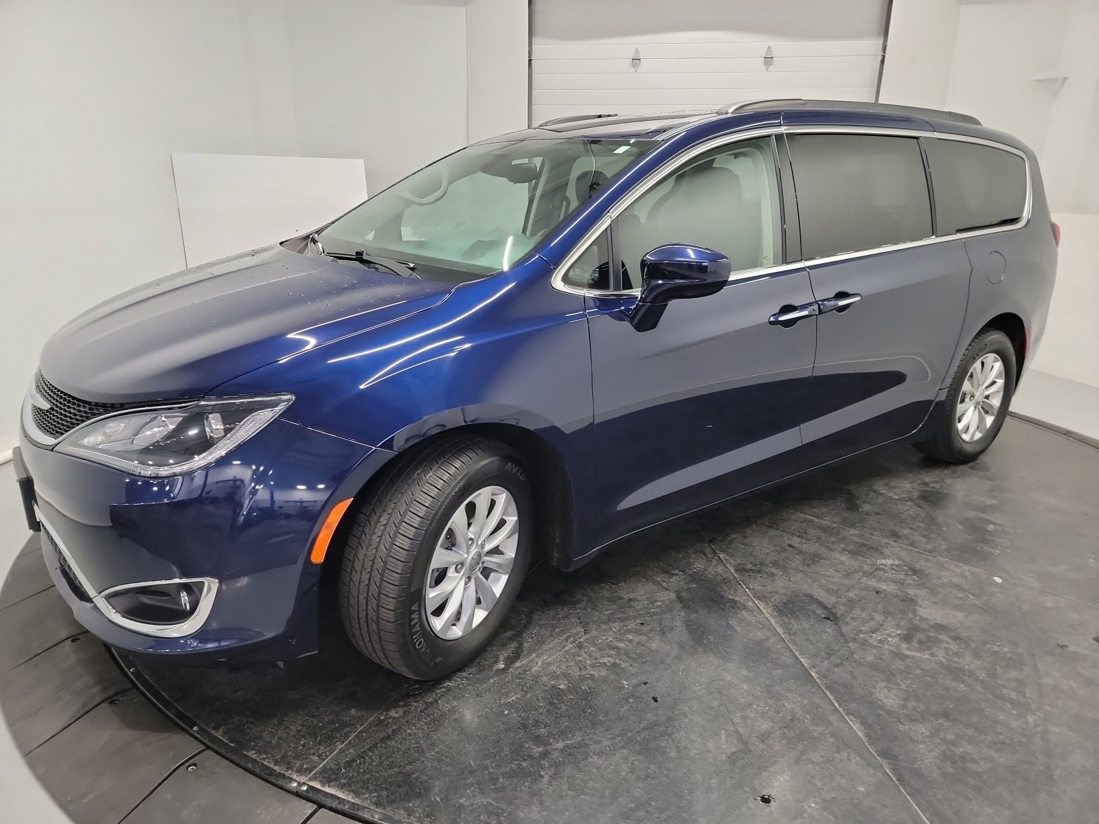 Used 2018 Chrysler Pacifica Touring Plus image 3
