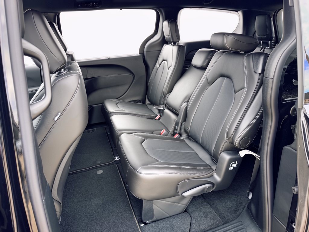 New 2027 Chrysler Pacifica Select FWD image 25