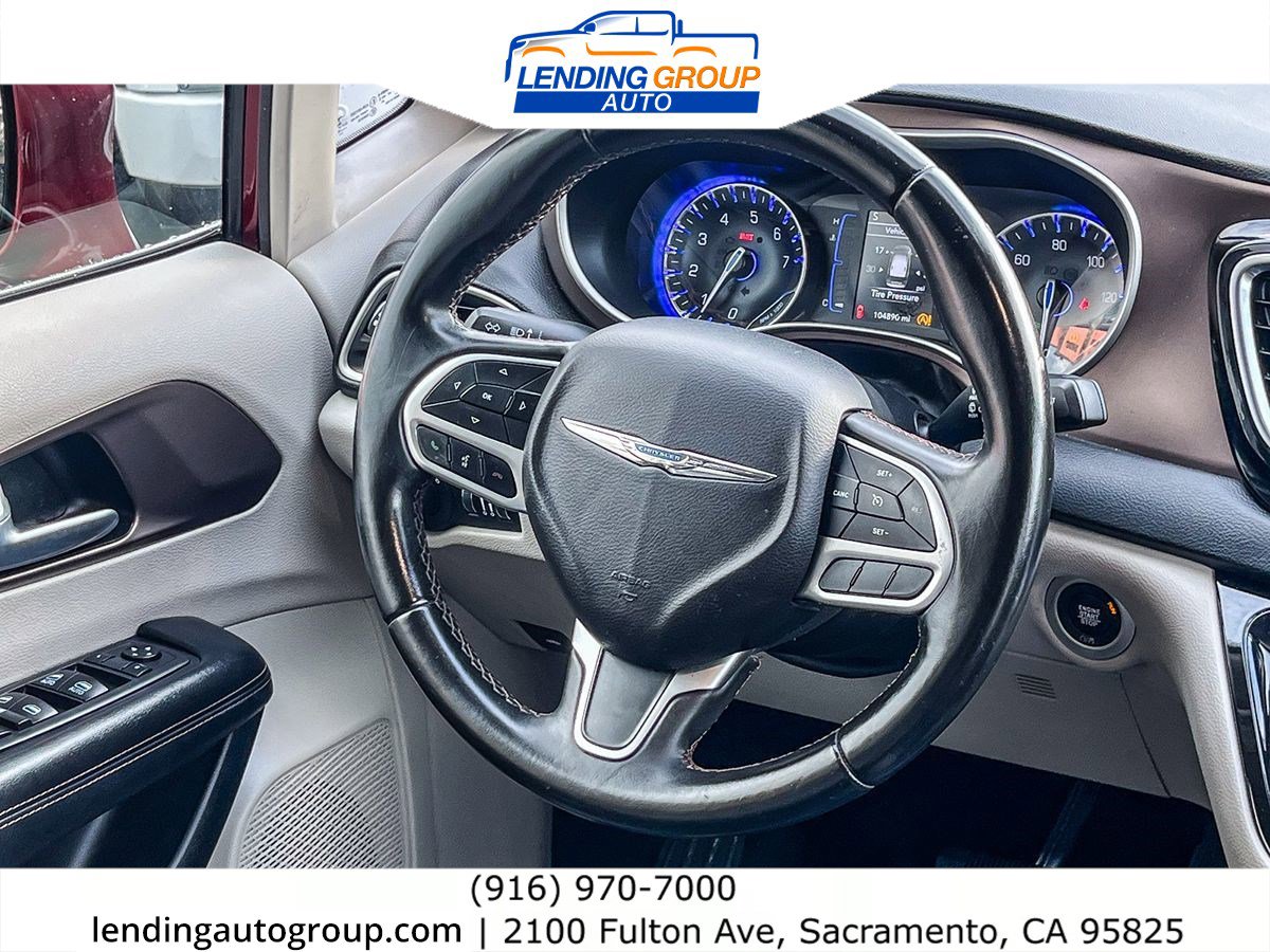 Used 2018 Chrysler Pacifica Touring-L image 13