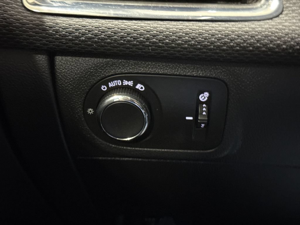 Used 2017 Chevrolet Cruze LS FWD image 18