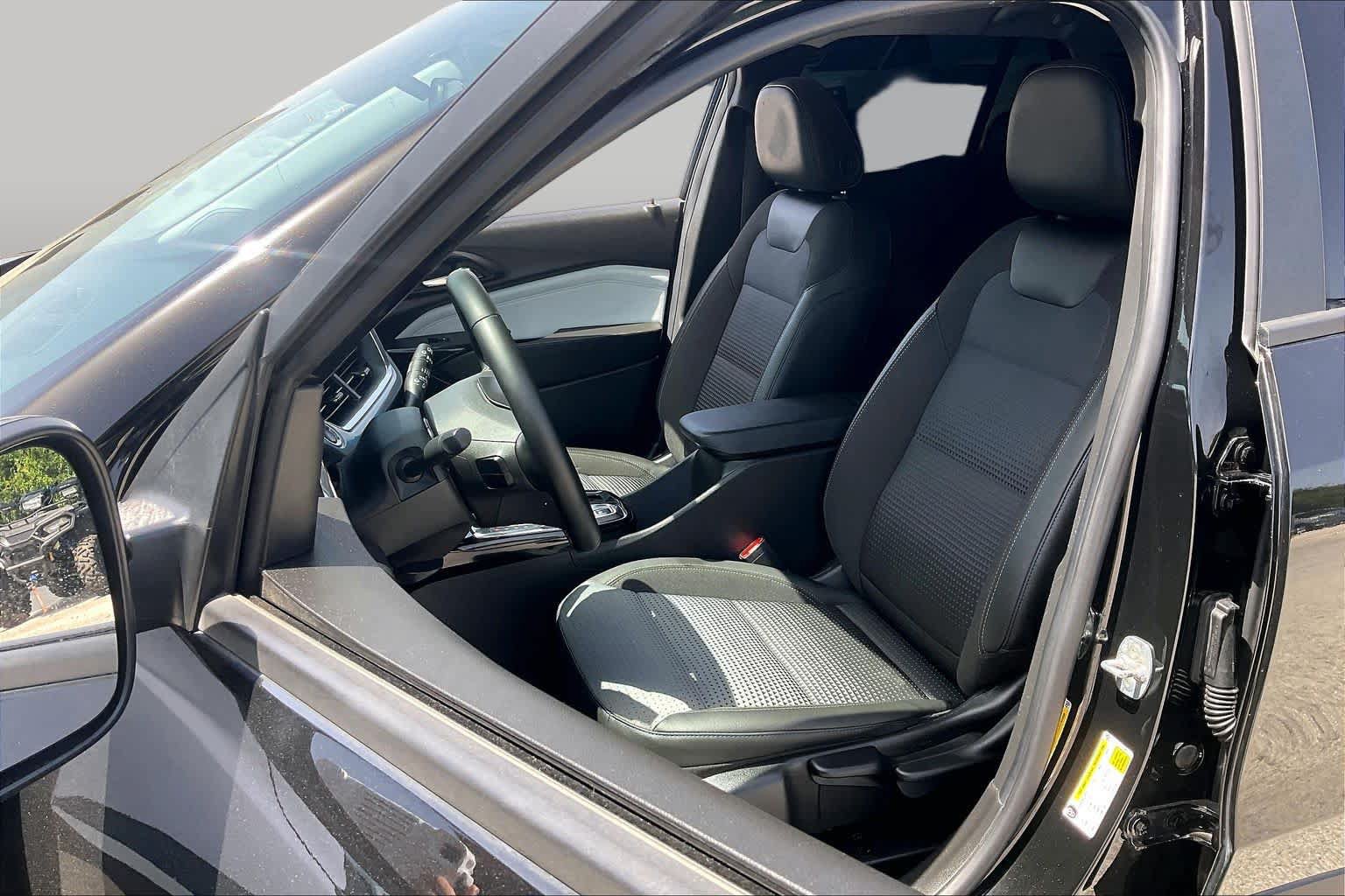 Used 2024 Chevrolet Trax LT w/ LT Convenience Package FWD image 9