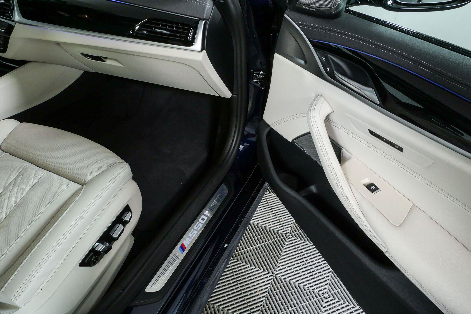 Used 2021 BMW M550i xDrive AWD/4WD image 25