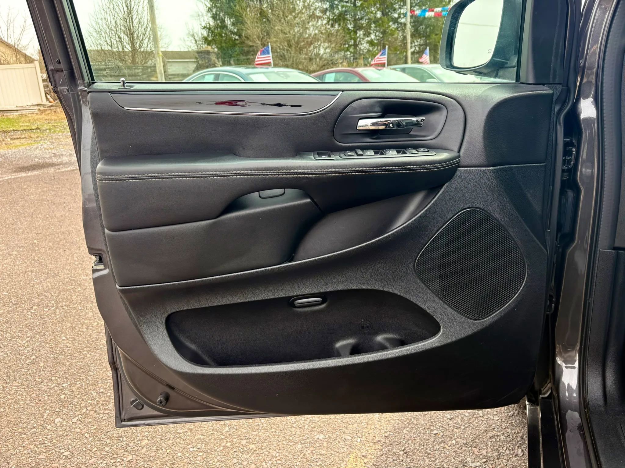 Used 2018 Dodge Grand Caravan SXT w/ Blacktop Package FWD image 11