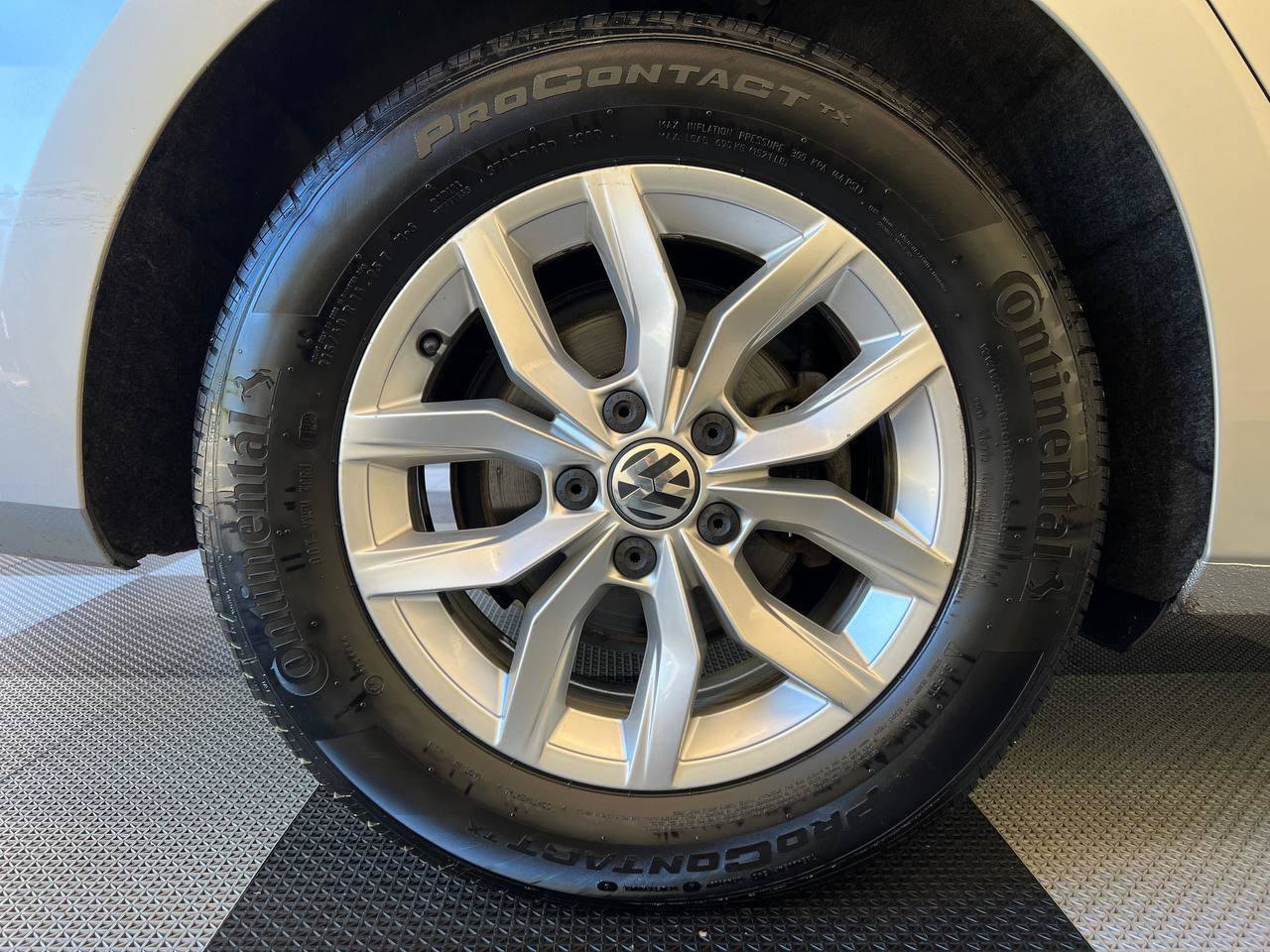 Used 2018 Volkswagen Passat 2.0T S FWD image 30