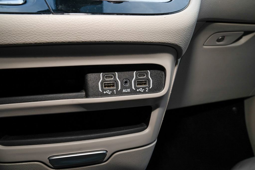 Used 2024 Chrysler Pacifica Touring-L image 15