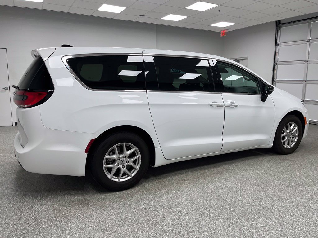 Used 2024 Chrysler Pacifica Touring-L FWD image 11