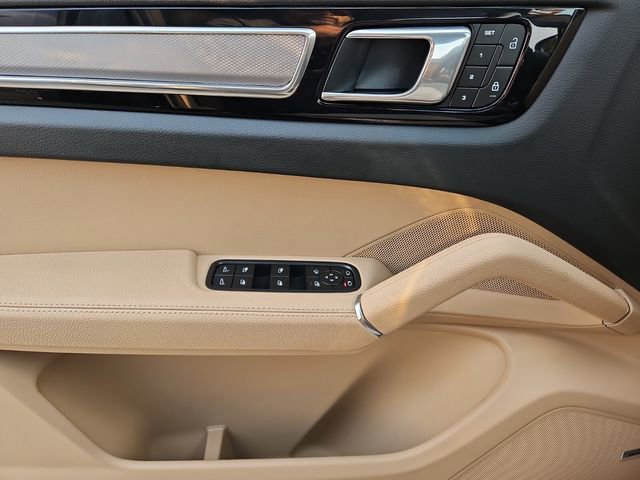 Used 2023 Porsche Cayenne Platinum Edition image 32