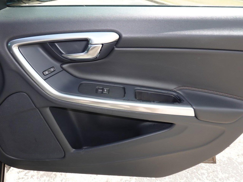 Used 2016 Volvo V60 T5 Cross Country Platinum image 25